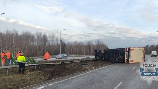 Kolizja dwóch aut na S7. Ciężarówka uderzyła w bariery i przewróciła się na bok