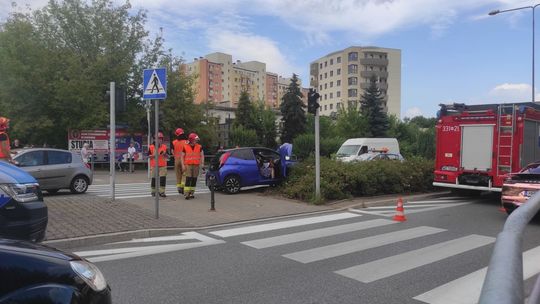 Kolizja na skrzyżowaniu. 67-latka wjechała w sygnalizację świetlną