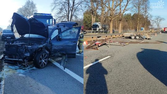 Kolizja na trasie S7. Osobówka uderzyła w przyczepę drogowców