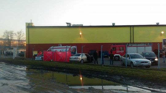 Kolizja pod Biedronką. Kierowca nie żyje (zdjęcia, film)