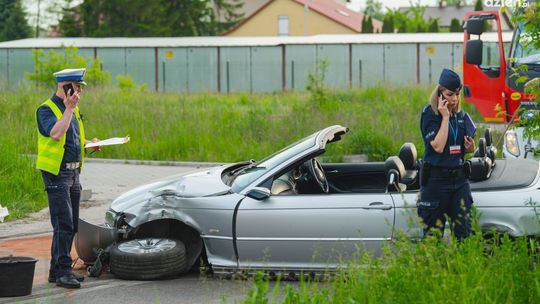 Kolizja w Radomiu. BMW najpierw uderzyło w auto, a później w latarnię