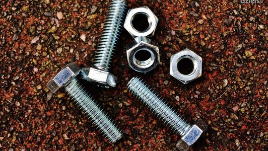 Kołki i wkręty – na co zwrócić uwagę przy wyborze?