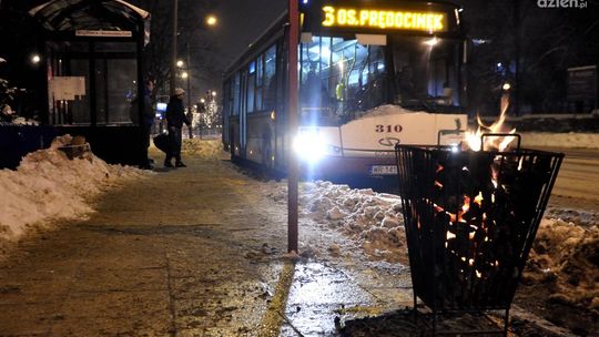 Koło przystanków stanęły koksowniki!