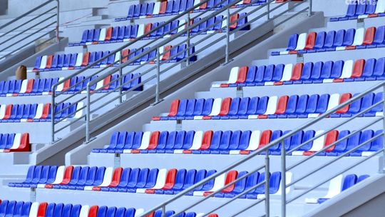 Kolorowe krzesełka na stadionie. Co na to kibice?
