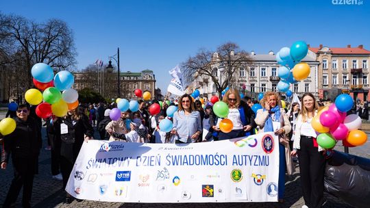 Kolorowy marsz przeszedł ulicą Żeromskiego. Za nami obchody Światowego Dnia Świadomości Autyzmu