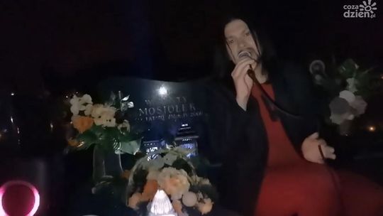 Kontrowersyjny występ Pawła Mosiołka nad grobem ojca. Internauci podzieleni