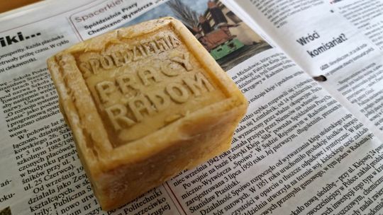 Kostka szarego mydła z radomskiej spółdzielni Spoiwo trafiła do muzeum. To dar naszej czytelniczki