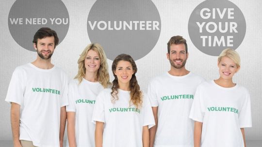 Koszulki reklamowe z nadrukiem — dlaczego warto w nie zainwestować?