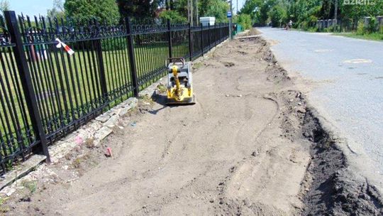 Kowala. Powstaje chodnik do szkoły