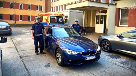 Kozieniccy policjanci w akcji. Eskortowali przyszłych rodziców