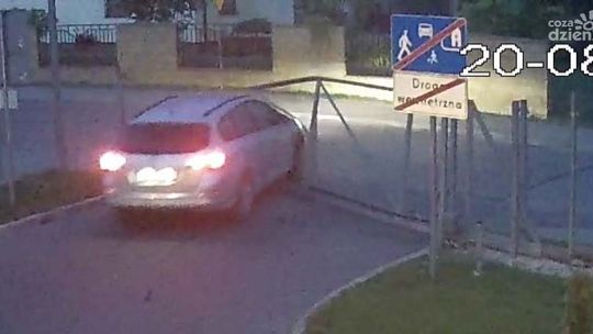 KOZIENICE. Kradzionym autem staranowali bramę