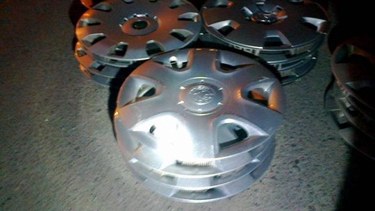 Kradli kołpaki nocą. Zatrzymali ich policjanci z drogówki