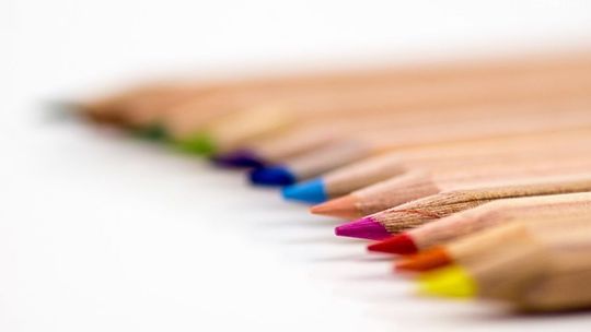 Kredki ołówkowe czy akwarelowe? Co lepsze dla początkującego rysownika?