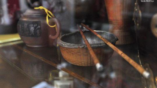 Krępujące buciki, opiumowe fajki i lampiony w muzeum