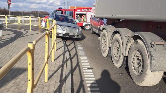 Krogulcza Mokra. Samochód zepchnięty na barierki