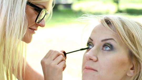 Krok po kroku makijaż dla "świadkowej"