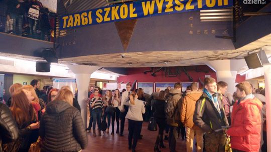 KRÓLUJEMY CZY DOŁUJEMY? TARGI SZKÓŁ WYŻSZYCH