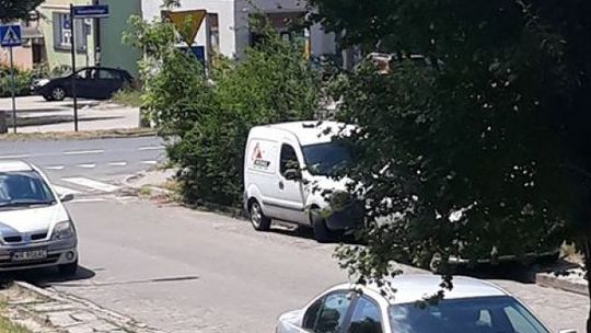 Krzaki ograniczają widoczność. Będą przycięte