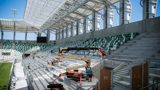 Krzesełka na trybunie wschodniej stadionu przy Struga 63 już niemal w komplecie