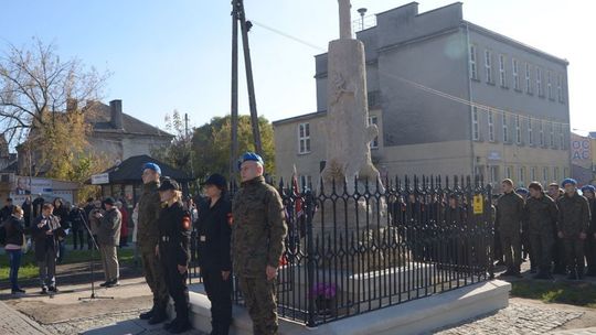 Krzyż Wolności pod opieką uczniów z ZDZ