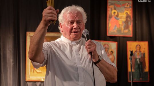 Ks. Stanisław Drąg i Andrzej Mędrzycki z medalami