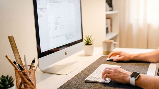 Księgowość w sklepie internetowym. Jak przestać tonąć w papierach i zautomatyzować fakturowanie?