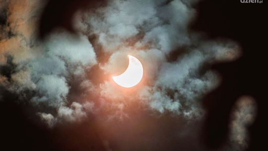 Księżyc przysłonił Słońce