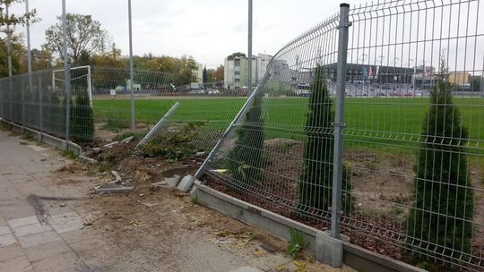 Ktoś staranował ogrodzenie MOSiR-u!