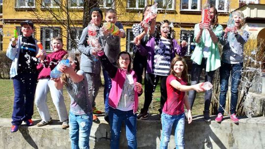 Lany poniedziałek. Dlaczego oblewamy się wodą?