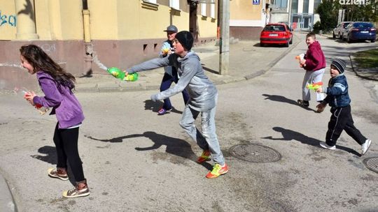 Lany poniedziałek. Skąd tradycja polewania wodą?