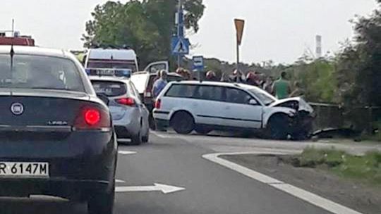 Lasowice. Zderzenie dwóch aut. Utrudnienia na krajowej "12"