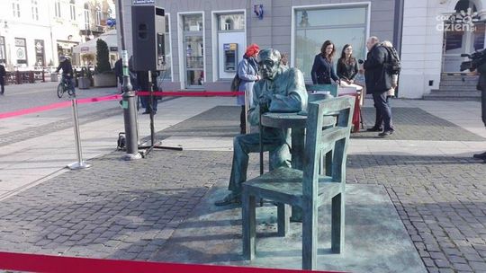 Ławeczka Kołakowskiego odsłonięta