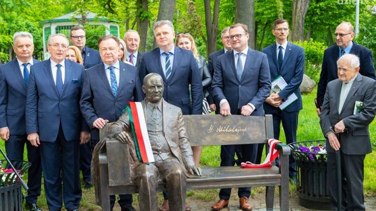 Ławeczka Mikołajczyka stanęła w Parku Kościuszki
