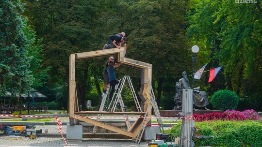 "Ławka z polską flagą" już na deptaku