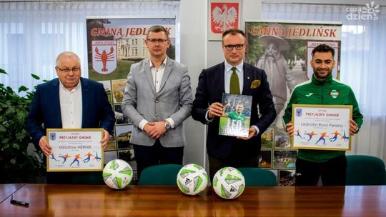 Leandro Rossi i Mirosław Hernik z dyplomem "Przyjazny Gminie" Jedlińsk