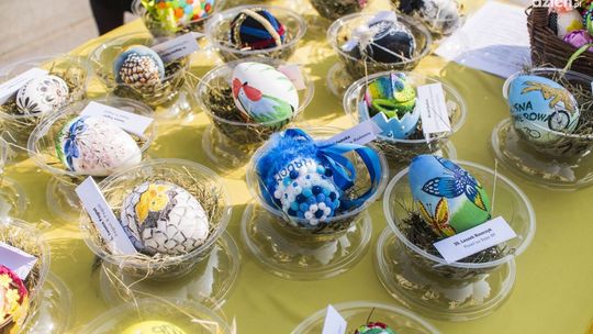 Licytacja pisanek na kiermaszu wielkanocnym