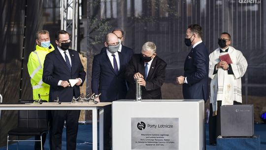 Lotnisko w Radomiu. Wmurowali kamień węgielny pod terminal 