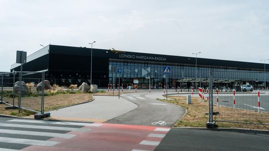 Lotnisko Warszawa-Radom wznowiło działalność po katastrofie F-16. Na razie z ograniczeniami