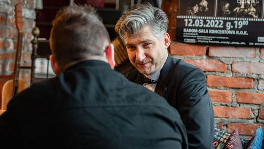 Łukasz Mazurek jako Frank Sinatra. Rozmowa w studiu lokalnym Radia Rekord