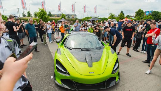 Luksusowe auta podczas Charytatywnego Motopikniku w Radomiu