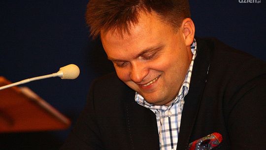 Ma tiki i tupie nogą. Kto? Szymon Hołownia!