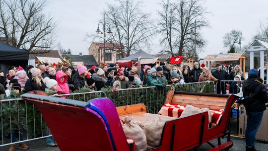Magia Świąt na Rynku w Skaryszewie. Charytatywny Kiermasz Bożonarodzeniowy już po raz kolejny połączył mieszkańców