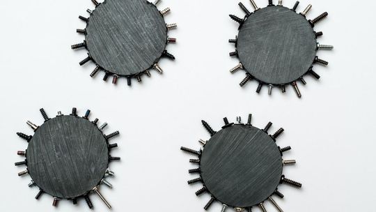 Magnes neodymowy czy magnes ferrytowy? Czym się różnią?