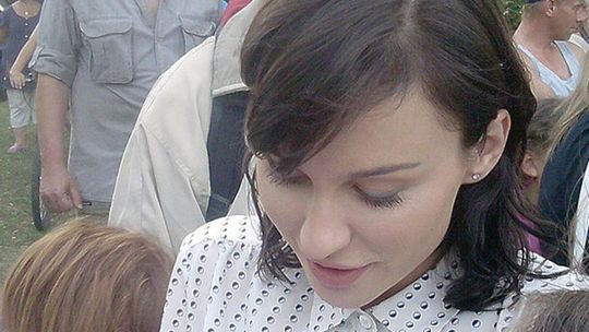 Maja Hirsh - pięknie wypiękniała Brzydula!