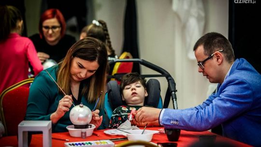 Malowali bombki dla chorego Pawełka