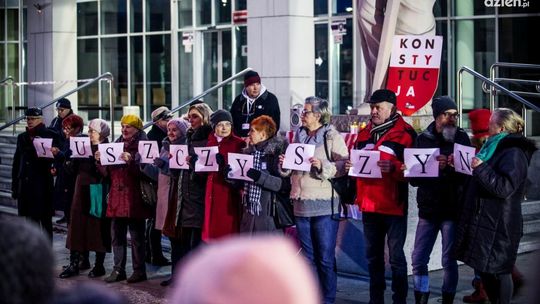 Manifestowali w obronie sędziów
