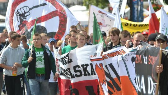 Marsz narodowców: "Donald, matole twój rząd obalą kibole!"