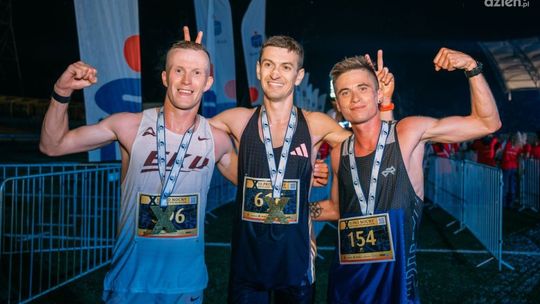 Mateusz Kaczor i Patryk Kozłowski na podium 10. PKO Nocnego Wrocław Półmaratonu