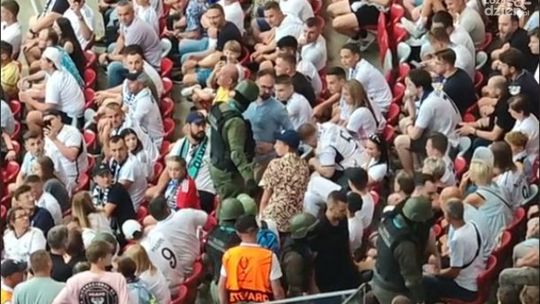 Mateusz Tyczyński wyprowadzony ze stadionu. Suski: Domagam się wyciągnięcia konsekwencji