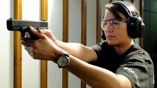 Mazowieccy policjanci testują strzelnicę na kółkach